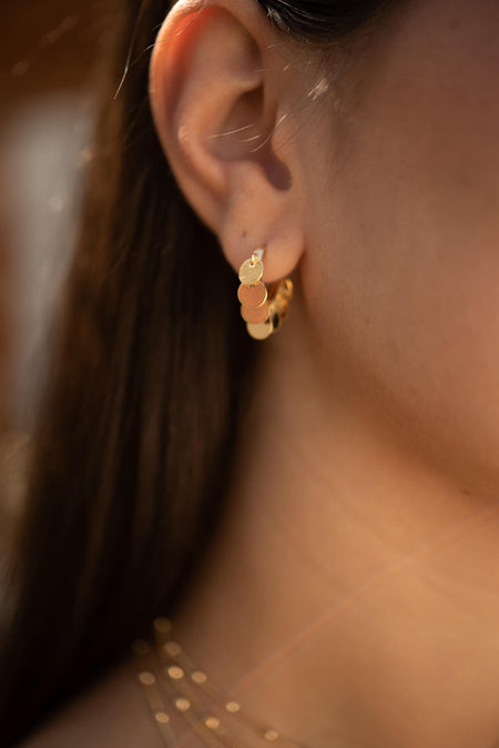 Argolinha Medalhas - Argola Dourada Lucky Bijoux